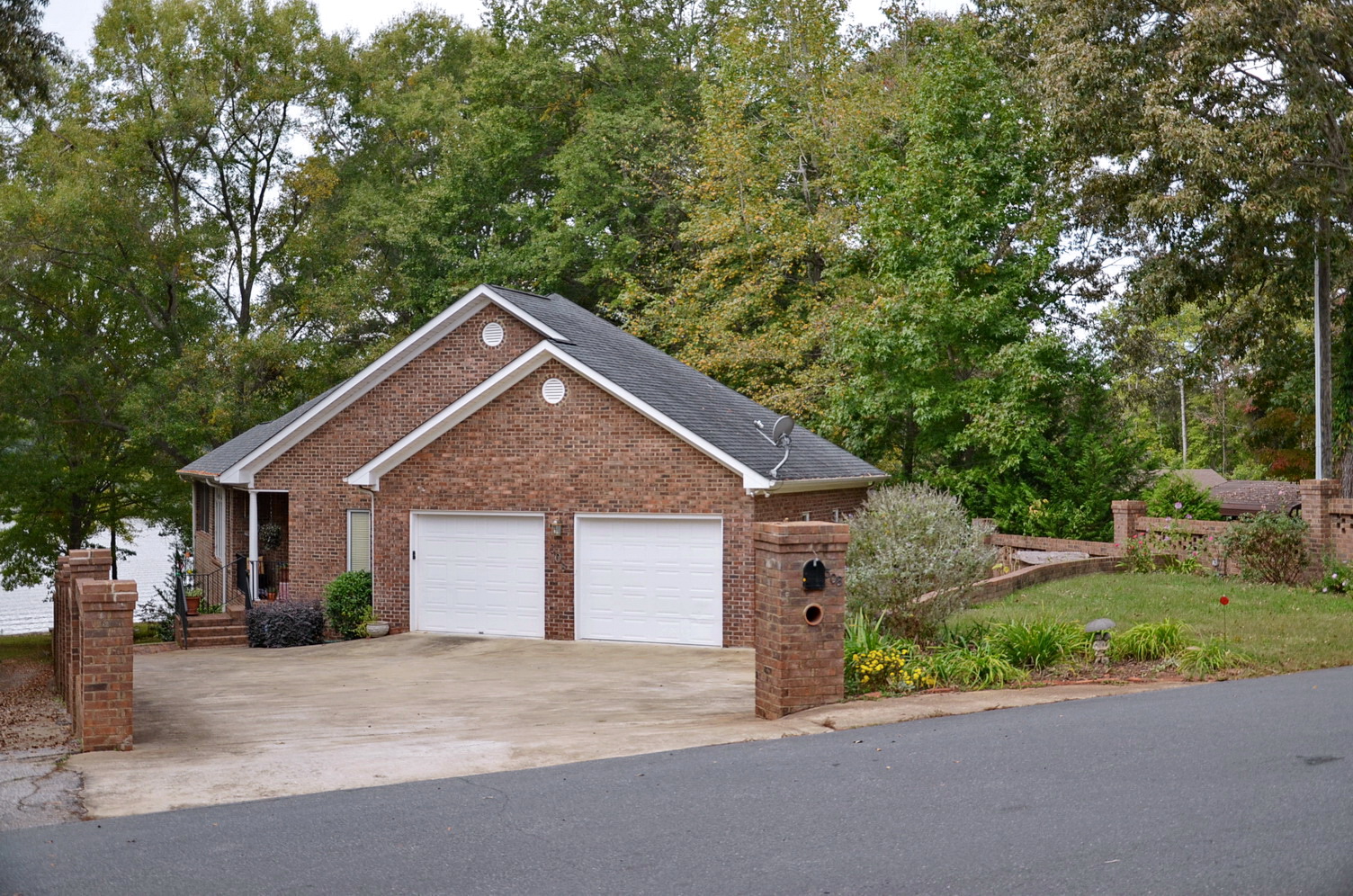 Lake Bowen Cottage — Lakes, Hills and Horses