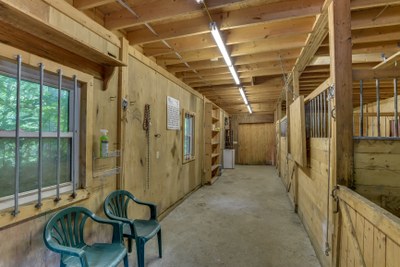 DSC 1323interiorbarn