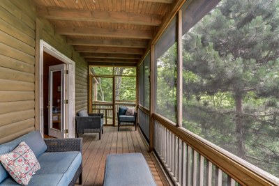 DSC 1469screenporch